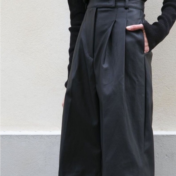 Frankie Shop Pants - The Frankie Shop Pernille Pleated  Bermuda Shorts new without tag